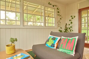 Smart TV, books - Romantic Cottage in the Blue Mountains with Valley Views (Hazelbrook)