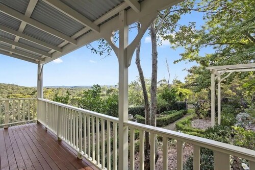 Romantic Cottage in the Blue Mountains with Valley Views