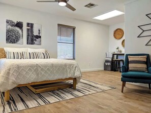 1 dormitorio, escritorio, tabla de planchar con plancha y cuna de viaje