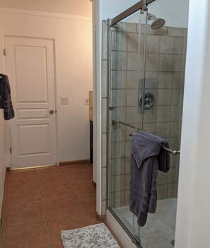 Ducha, secador de pelo, toallas y jabón