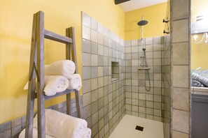 Dusche, Haartrockner, Handtücher