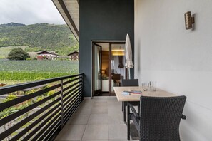 Outdoor dining - Apartment 'Alagundis  Pyropus' with Mountain View, Shared Pool and Wi-Fi (Lagundo)