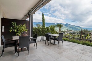 Outdoor dining - Apartment 'Alagundis  Pyropus' with Mountain View, Shared Pool and Wi-Fi (Lagundo)