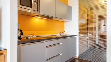 Frigorifero, microonde, piano cottura, lavastoviglie