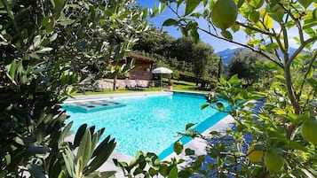 Lämmitetty uima-allas