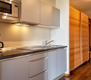 Refrigerador, microondas, placa de cocina, lavavajillas