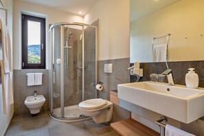 Shower, hair dryer, towels - Apartment 'Alagundis Argentum Par' with Mountain View, Shared Pool and Wi-Fi (Lagundo)