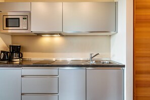 A modern kitchen with stainless steel appliances, a coffee maker, and a sink. - Apartment 'Alagundis Argentum Par' with Mountain View, Shared Pool and Wi-Fi (Lagundo)