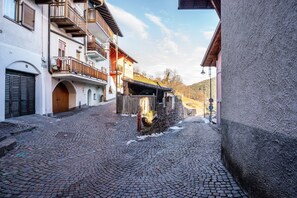 Property grounds - Apartment 'Casa Al Portico Val Di Cembra' with Mountain View and Balcony (Grauno)