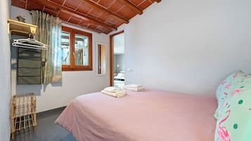 1 slaapkamer, een strijkplank/strijkijzer, gratis wifi, beddengoed