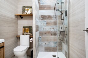 Shower, hair dryer, towels - Apartment 'El Músico' with Private Terrace, Wi-Fi and Air Conditioning (Barbate)