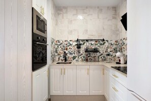 ثلاجة، ميكروويف، فرن، موقد طهي مسطح