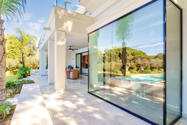 Terrace/patio - Villa 'Hacienda Las Chapas' with Private Pool, Wi-Fi and Air Conditioning (Marbella)