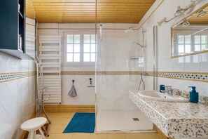 Shower, hair dryer - Holiday Home 'Maison Am Stram Gram' with Private Terrace and Wi-Fi (La Tranche Sur Mer)