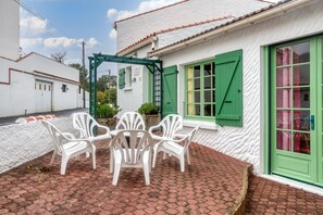 Outdoor dining - Holiday Home 'Maison Am Stram Gram' with Private Terrace and Wi-Fi (La Tranche Sur Mer)