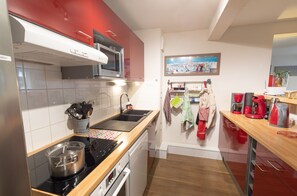 Een koelkast, een magnetron, een oven, een kookplaat