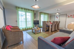 Télévision, lecteur de DVD, chaîne hi-fi