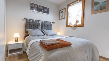 4 bedrooms, iron/ironing board, free WiFi, wheelchair access
