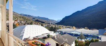 Vanna House Apartment with Mountain Views, Private Terrace and Balcony