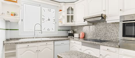 Frigorífico, microondas, horno y placa de cocina