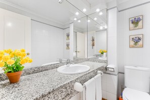 Bruser, hårtørrer, håndklæder