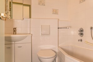 Shower, hair dryer - Apartement 50181 - Anmutig und Neuzeitlich: Diese Niedlich Eingerichtete Erdgeschoss-suite von ca (Wittmund)