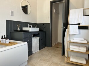 Dusche, Haartrockner, Handtücher, Seife