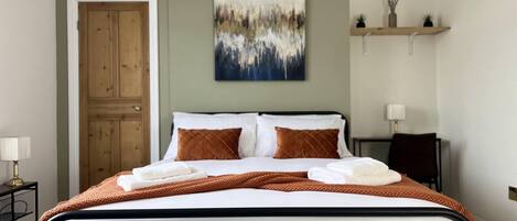 4 bedrooms, iron/ironing board, WiFi, bed sheets