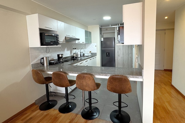 Apartamento exclusivo, 1 cama Queen e sofá-cama, serviço de arrumação, vista para a cidade | Cozinha privada | Micro-ondas, fogão, cooktop, cafeteira/chaleira