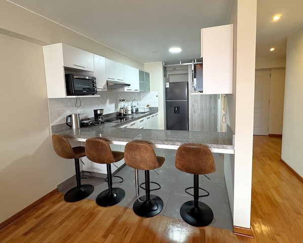 Appartement Exclusif, 1 grand lit et 1 canapé-lit, service de ménage, vue ville | Cuisine privée | Réfrigérateur, micro-ondes, four, plaque de cuisson