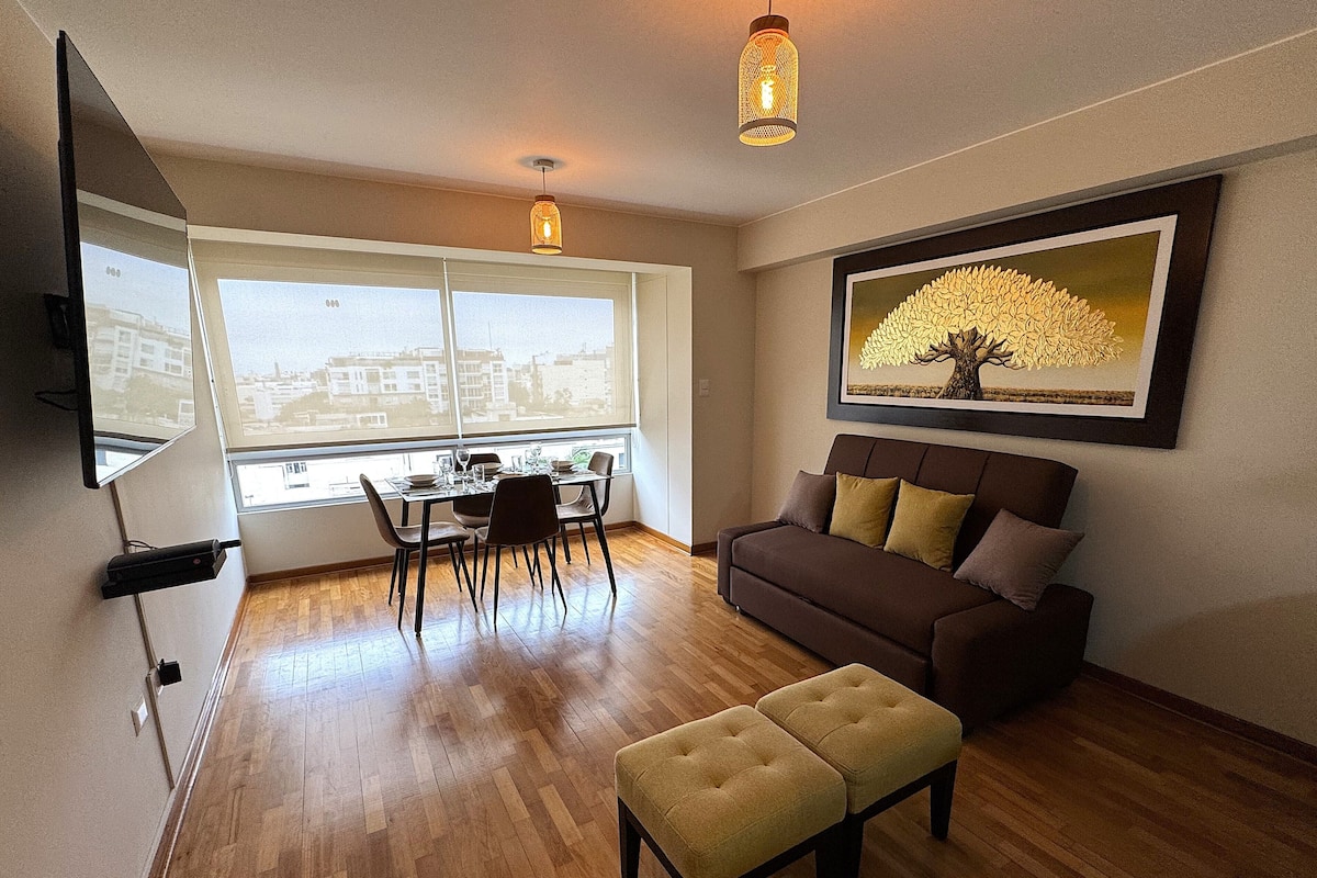 Apartamento exclusivo, 1 cama Queen e sofá-cama, serviço de arrumação, vista para a cidade | Área de estar | Smart TV 55 polegadas com canais a cabo