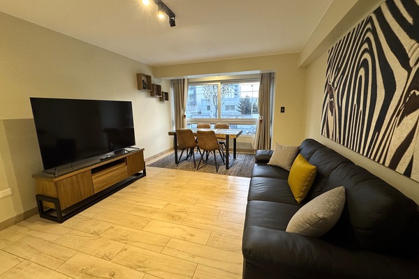 Apartment, 1 Schlafzimmer, 2 Bäder | Wohnbereich | 55-Zoll-Smart-TV mit Kabelempfang