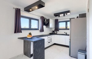 Jääkaappi, uuni, astianpesukone, kahvin-/teenkeitin