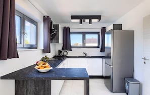 Refrigerador, horno, lavavajillas, cafetera/tetera