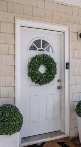 Summer bungalow for all seasons. Located in Highlands a ferry ride to NYC.