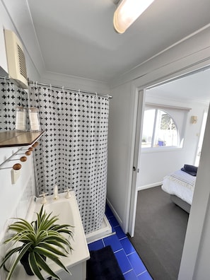 1 bedroom, desk, iron/ironing board, free WiFi - Waterfront Studio RM / Ensuite/BBQ/Fire Pot/ Stunning Views/Secure Parking (George Town)