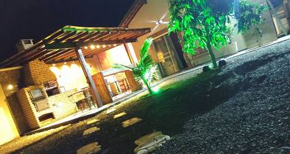 A Casa do Pergolado - Olímpia SP - 10 min do Parque Thermas dos Laranjais