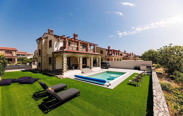 Een verwarmd zwembad