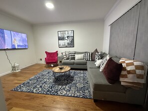 Living area - A cozy three bedroom house.. it is 6 minutes drive to Newark airport.  (Elizabeth)