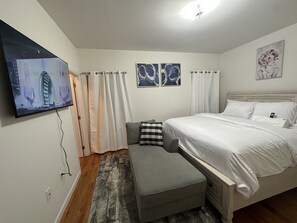 Room - A cozy three bedroom house.. it is 6 minutes drive to Newark airport.  (Elizabeth)