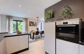 Køleskab, opvaskemaskine, kaffe-/temaskine