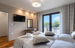 3 bedrooms, iron/ironing board, travel crib, free WiFi - Nice home in Marcana with sauna (Marcana)