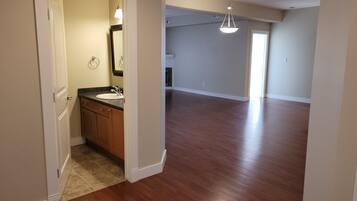 SĂšche-cheveux, savon, shampoing, papier toilette