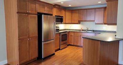 Luxury top floor apartment style condo with balcony. 25 minutes from EIA.