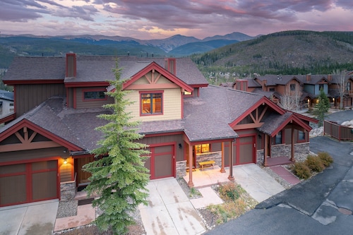 Downtown WP Chalet 1415 I Private Hot Tub I Great Views I Discounted Attractions