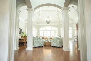 Smart TV, fireplace, foosball, books - Relaxed Resort-Style Coastal Villa/Pools/Hot tubs/Gym/2 Min to Beach. Gated! (Gulfport)