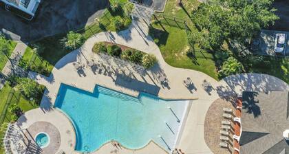 Beachy Retreat! Pools, Hot Tub,Gym, Family-Friendly, playground, 2 Min to Beach!
