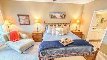 3 habitaciones, escritorio y tabla de planchar con plancha