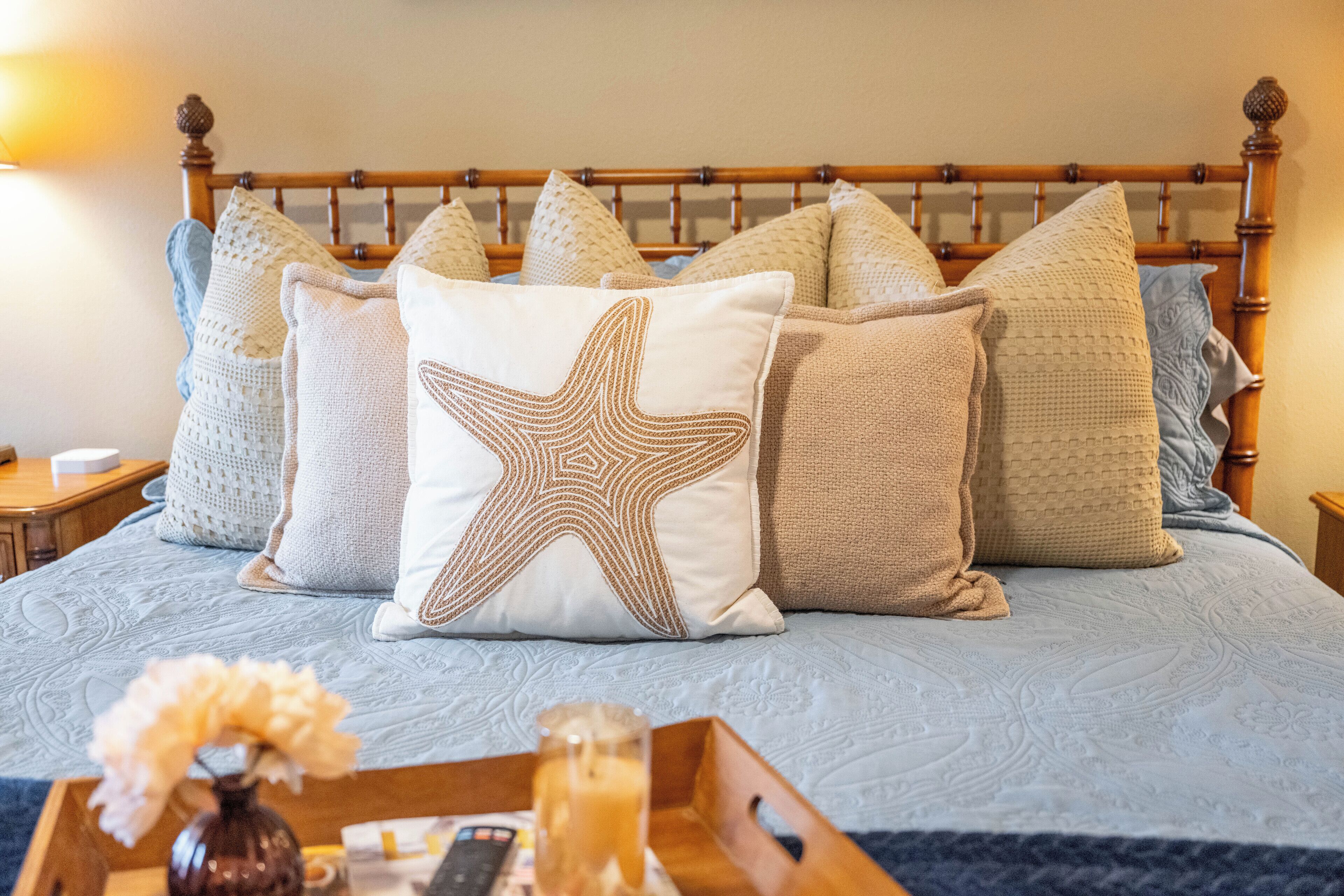 3 soverom, skrivebord, strykejern/-brett og reiseseng for barn