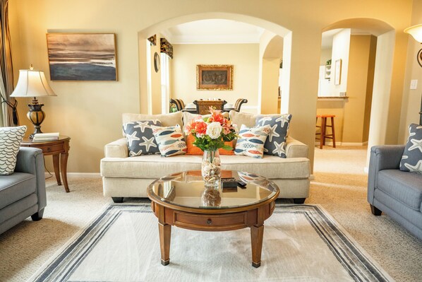 TV connectée, cheminée, baby-foot, livres